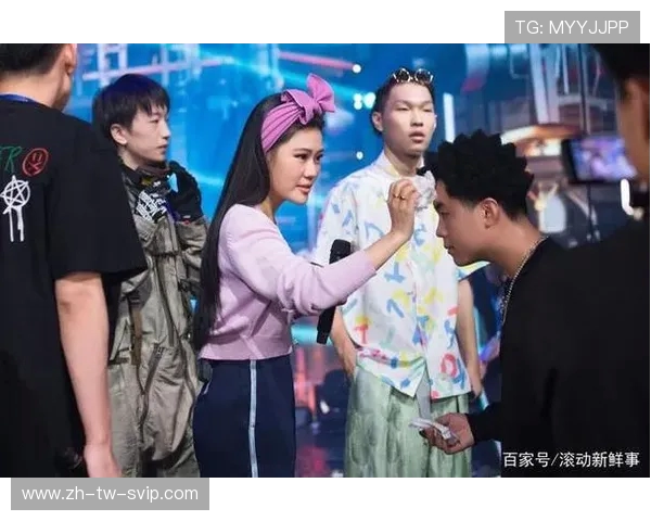 明星沉浸打游戏突然回头望镜头展现独特反差萌瞬间